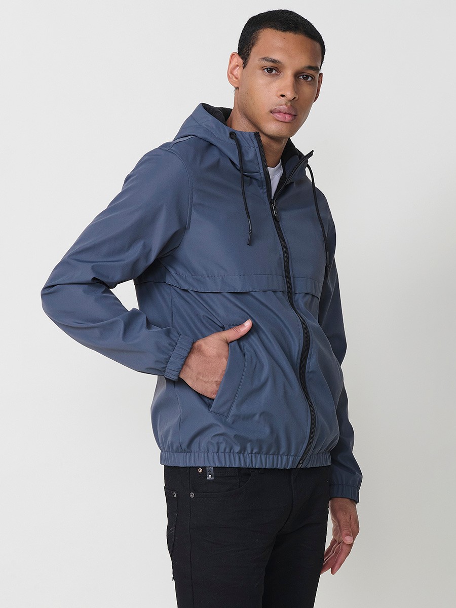 Blaue Herrenjacke mit Kapuze, Reißverschluss und Kunstfellfutter. Aus 100 % Polyester, warm und strapazierfähig.