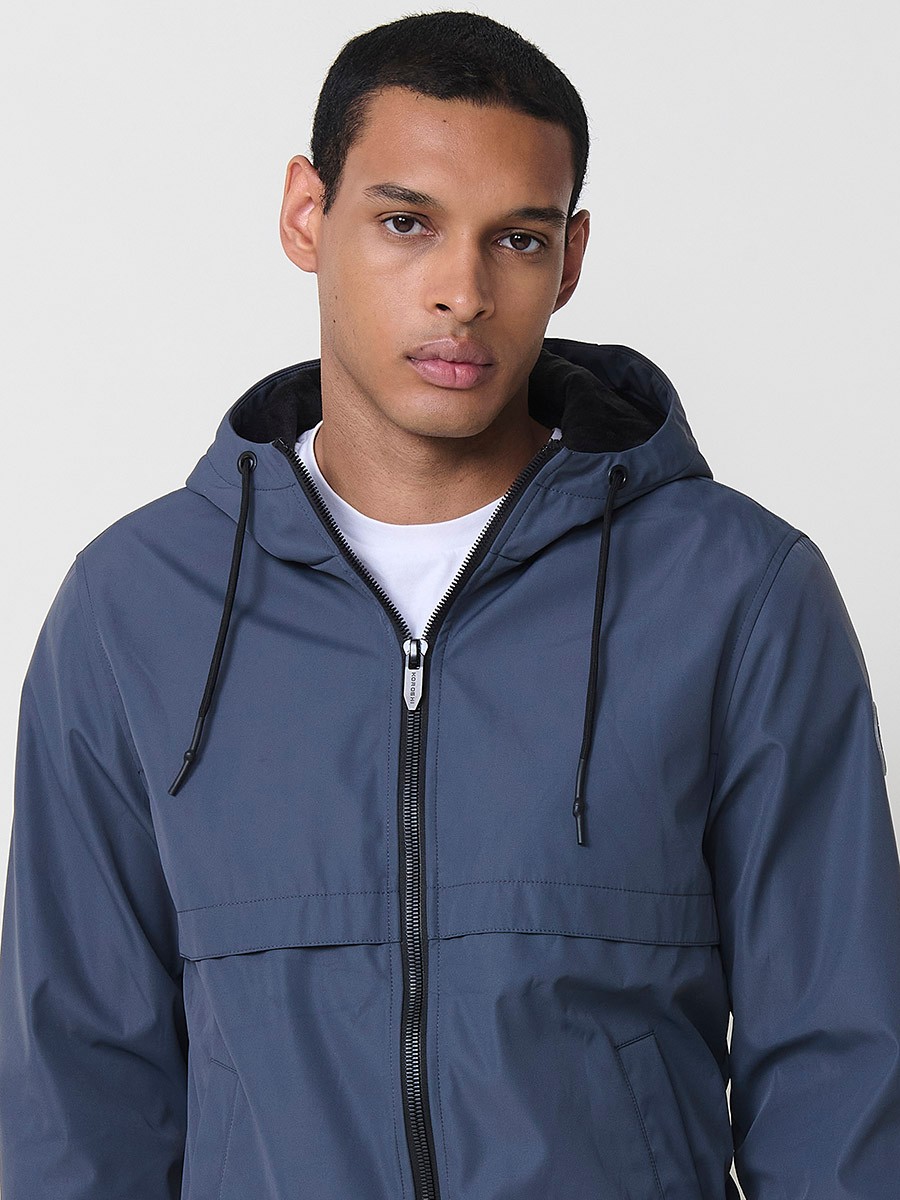 Blaue Herrenjacke mit Kapuze, Reißverschluss und Kunstfellfutter. Aus 100 % Polyester, warm und strapazierfähig.