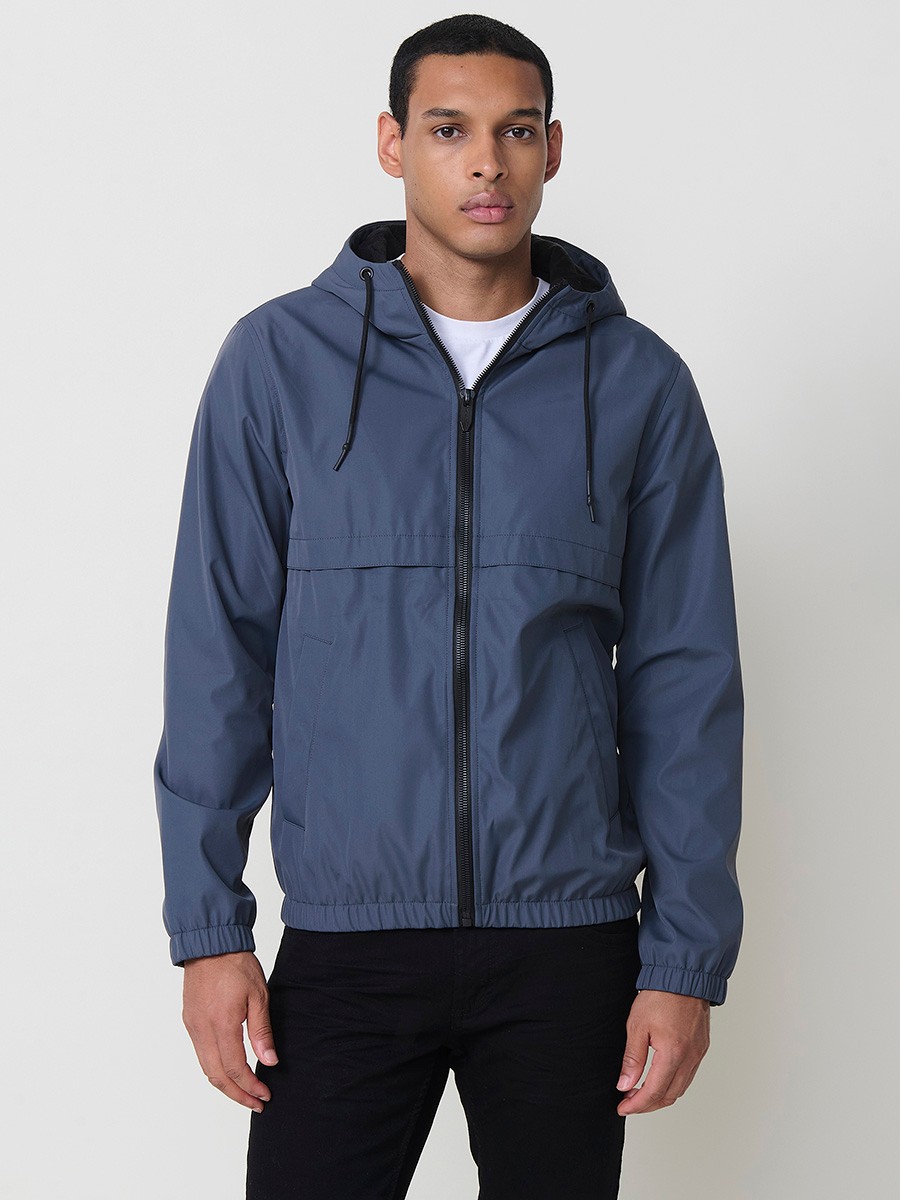 Blaue Herrenjacke mit Kapuze, Reißverschluss und Kunstfellfutter. Aus 100 % Polyester, warm und strapazierfähig.