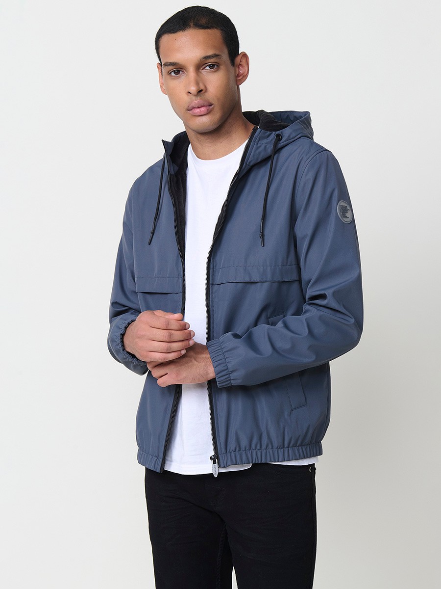 Blaue Herrenjacke mit Kapuze, Reißverschluss und Kunstfellfutter. Aus 100 % Polyester, warm und strapazierfähig.