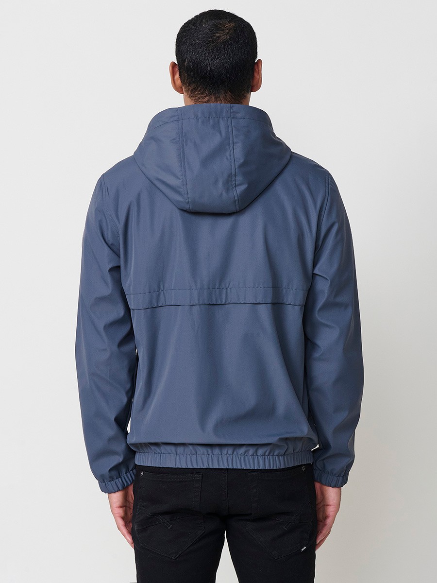 Blaue Herrenjacke mit Kapuze, Reißverschluss und Kunstfellfutter. Aus 100 % Polyester, warm und strapazierfähig.