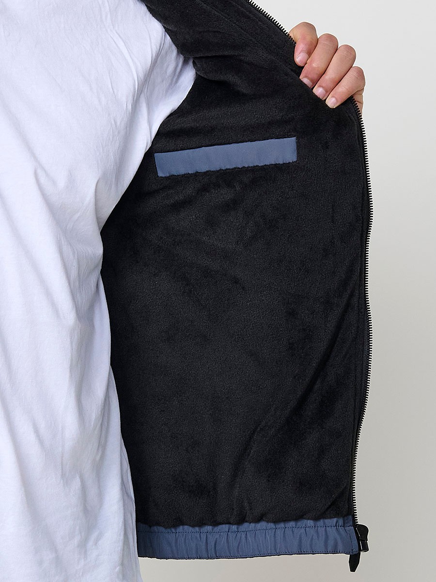 Blaue Herrenjacke mit Kapuze, Reißverschluss und Kunstfellfutter. Aus 100 % Polyester, warm und strapazierfähig.