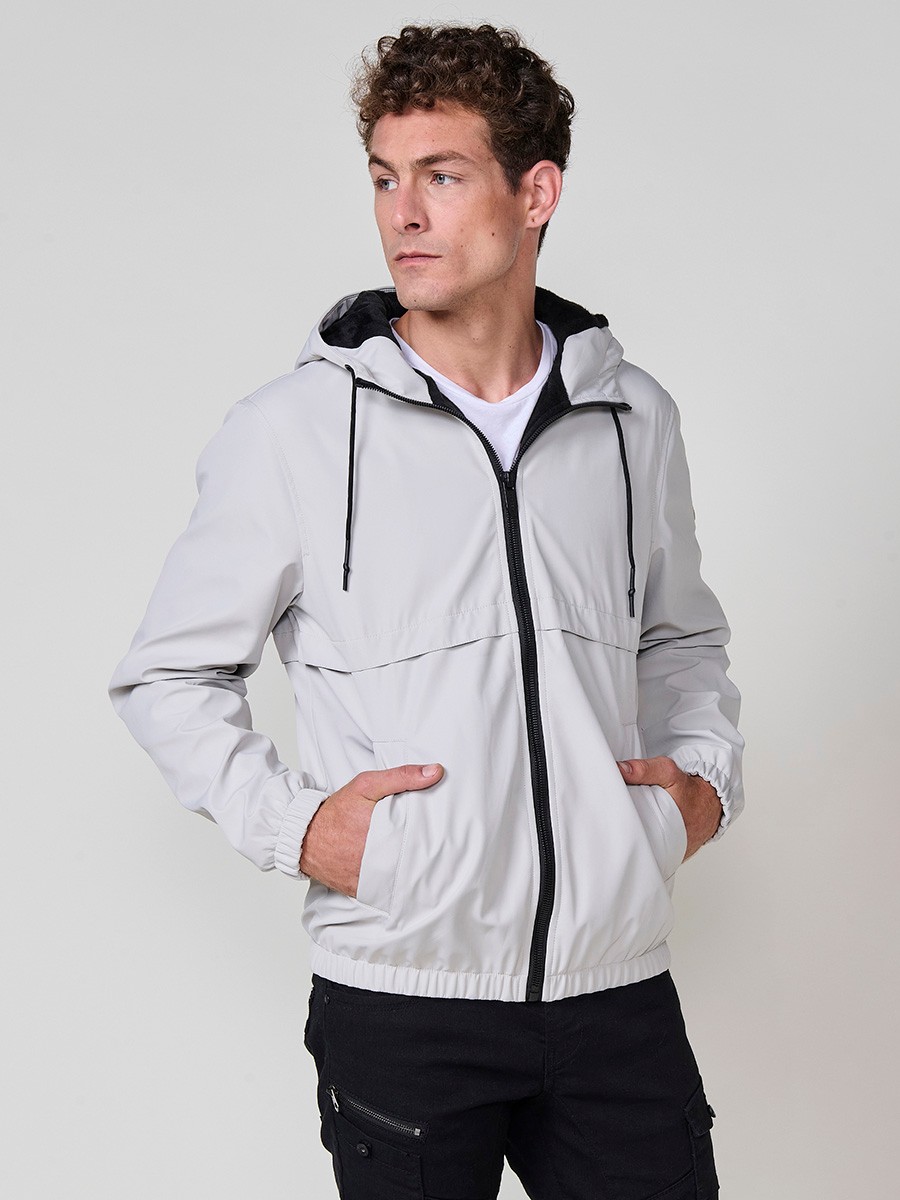 Perlgraue Herrenjacke mit Kapuze, Reißverschluss und Kunstfellfutter. Aus 100 % Polyester, warm und strapazierfähig.