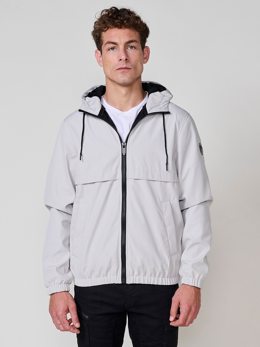 Perlgraue Herrenjacke mit Kapuze, Reißverschluss und Kunstfellfutter. Aus 100 % Polyester, warm und strapazierfähig.