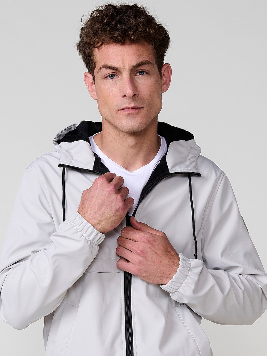 Perlgraue Herrenjacke mit Kapuze, Reißverschluss und Kunstfellfutter. Aus 100 % Polyester, warm und strapazierfähig.