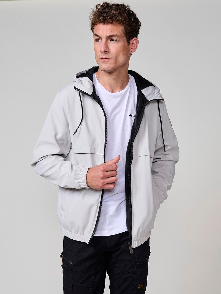Perlgraue Herrenjacke mit Kapuze, Reißverschluss und Kunstfellfutter. Aus 100 % Polyester, warm und strapazierfähig.