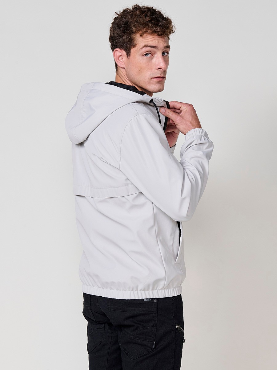 Perlgraue Herrenjacke mit Kapuze, Reißverschluss und Kunstfellfutter. Aus 100 % Polyester, warm und strapazierfähig.