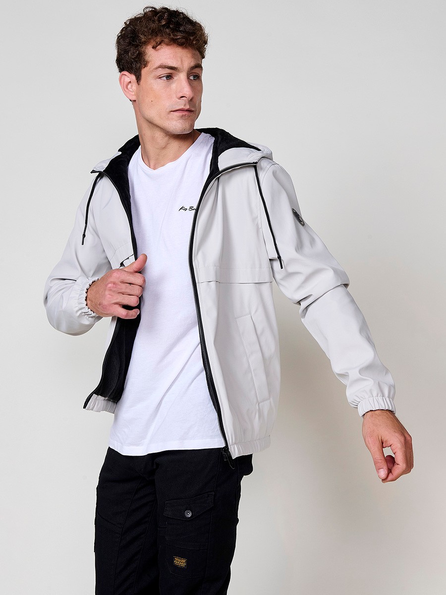 Perlgraue Herrenjacke mit Kapuze, Reißverschluss und Kunstfellfutter. Aus 100 % Polyester, warm und strapazierfähig.