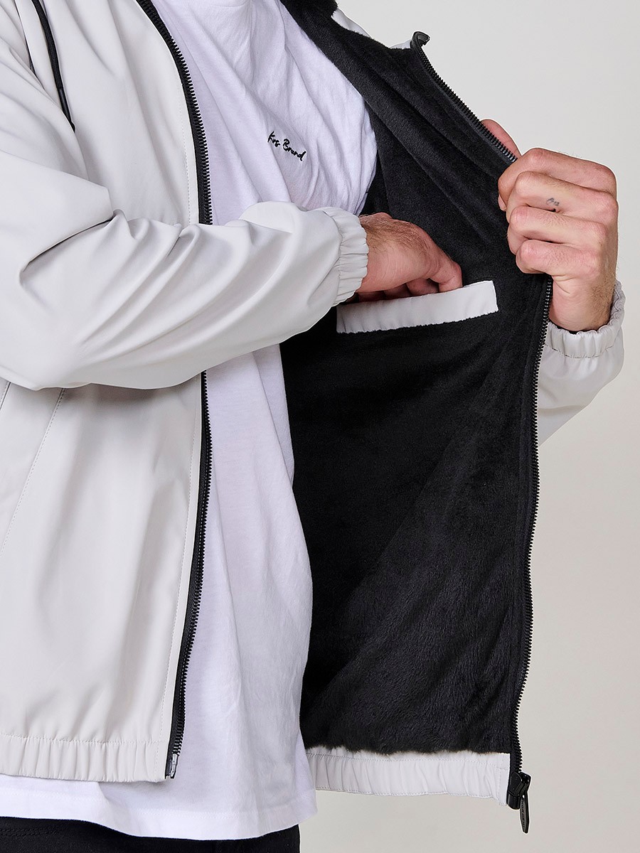 Perlgraue Herrenjacke mit Kapuze, Reißverschluss und Kunstfellfutter. Aus 100 % Polyester, warm und strapazierfähig.