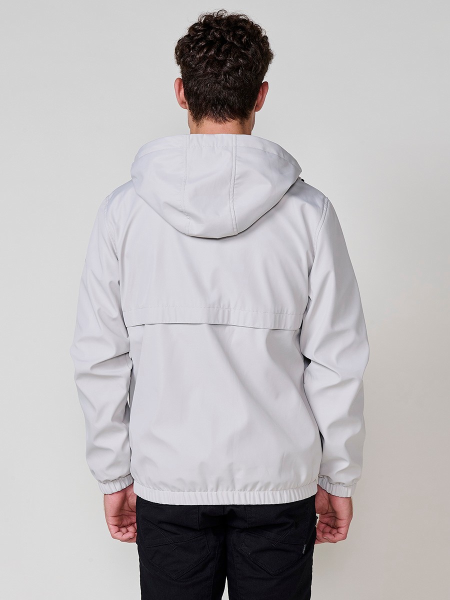 Perlgraue Herrenjacke mit Kapuze, Reißverschluss und Kunstfellfutter. Aus 100 % Polyester, warm und strapazierfähig.