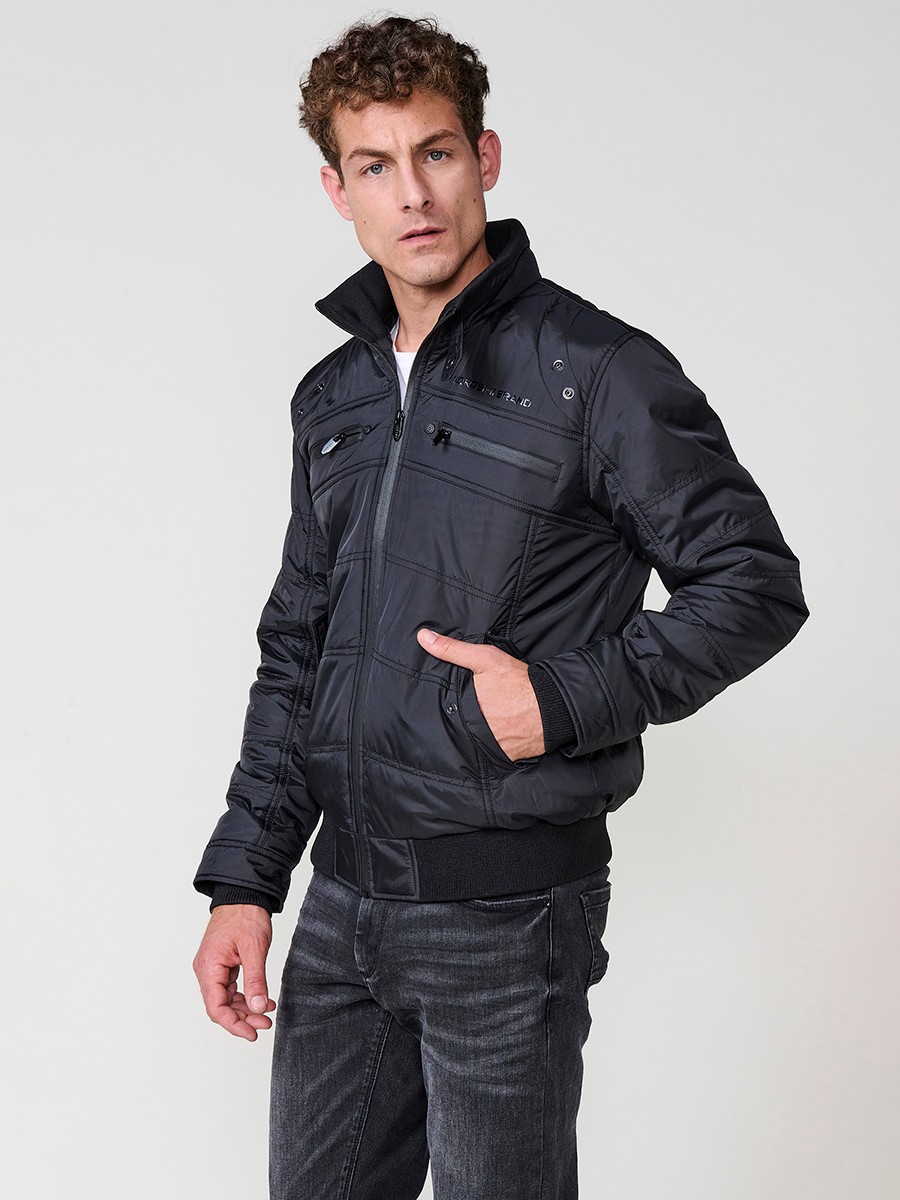 Gesteppte schwarze Herrenjacke mit hohem Kragen, Reißverschluss und Taschen. Aus 100 % Polyester, strapazierfähig und warm.