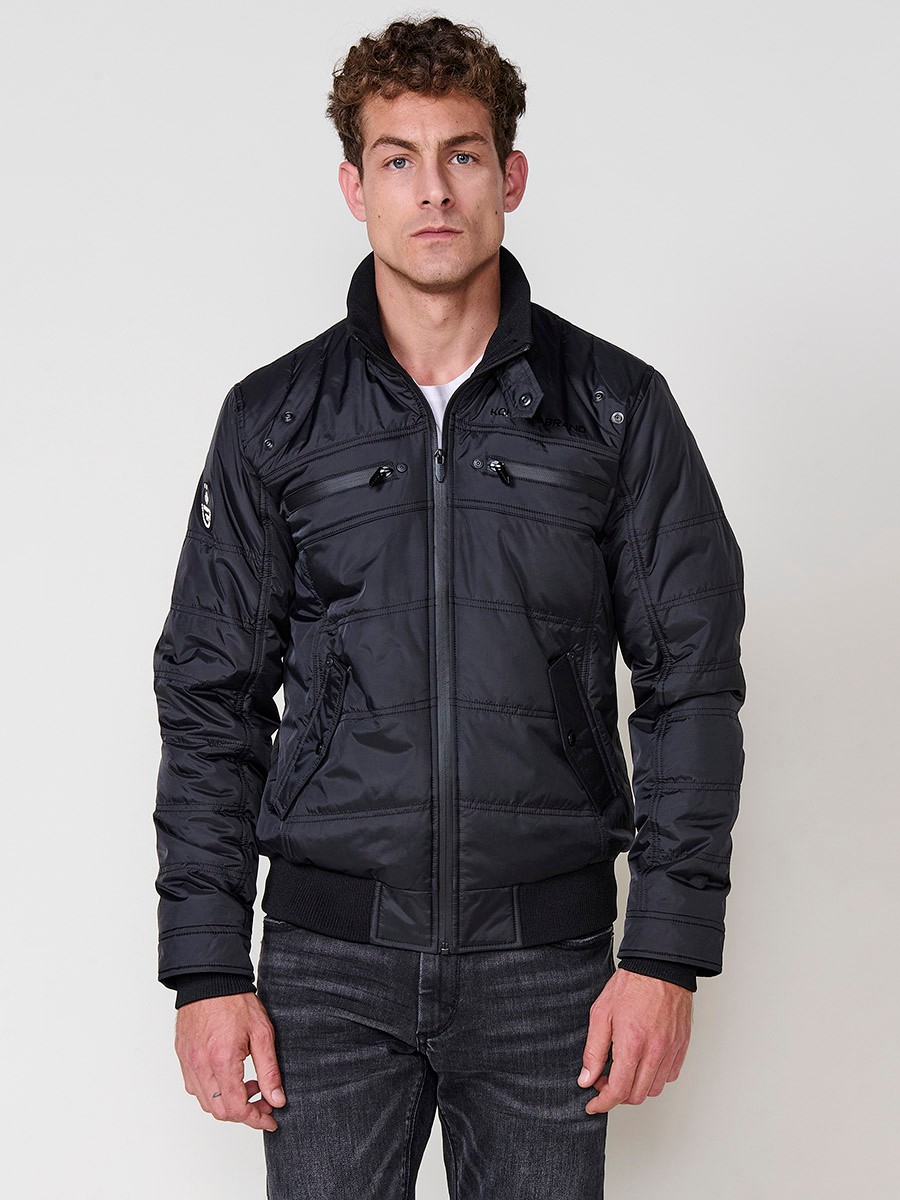 Gesteppte schwarze Herrenjacke mit hohem Kragen, Reißverschluss und Taschen. Aus 100 % Polyester, strapazierfähig und warm.
