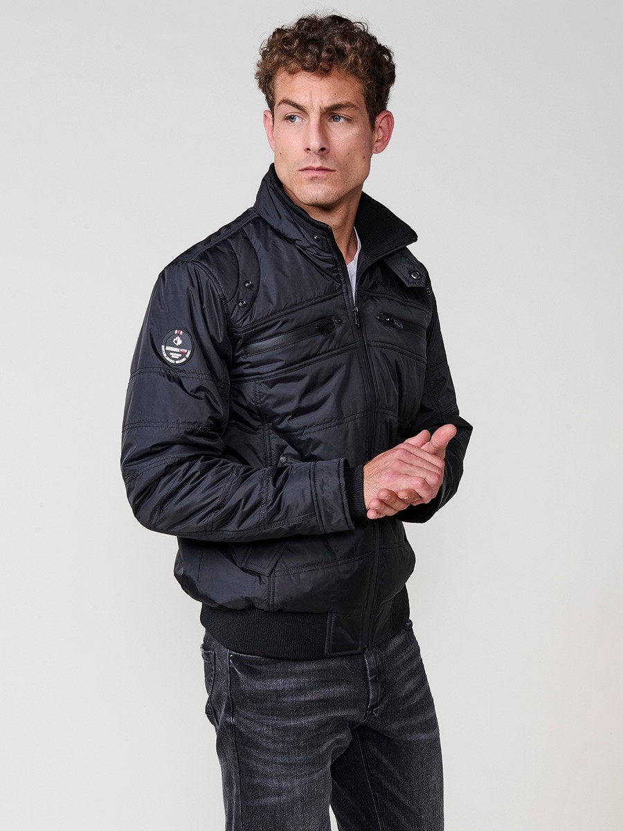Gesteppte schwarze Herrenjacke mit hohem Kragen, Reißverschluss und Taschen. Aus 100 % Polyester, strapazierfähig und warm.