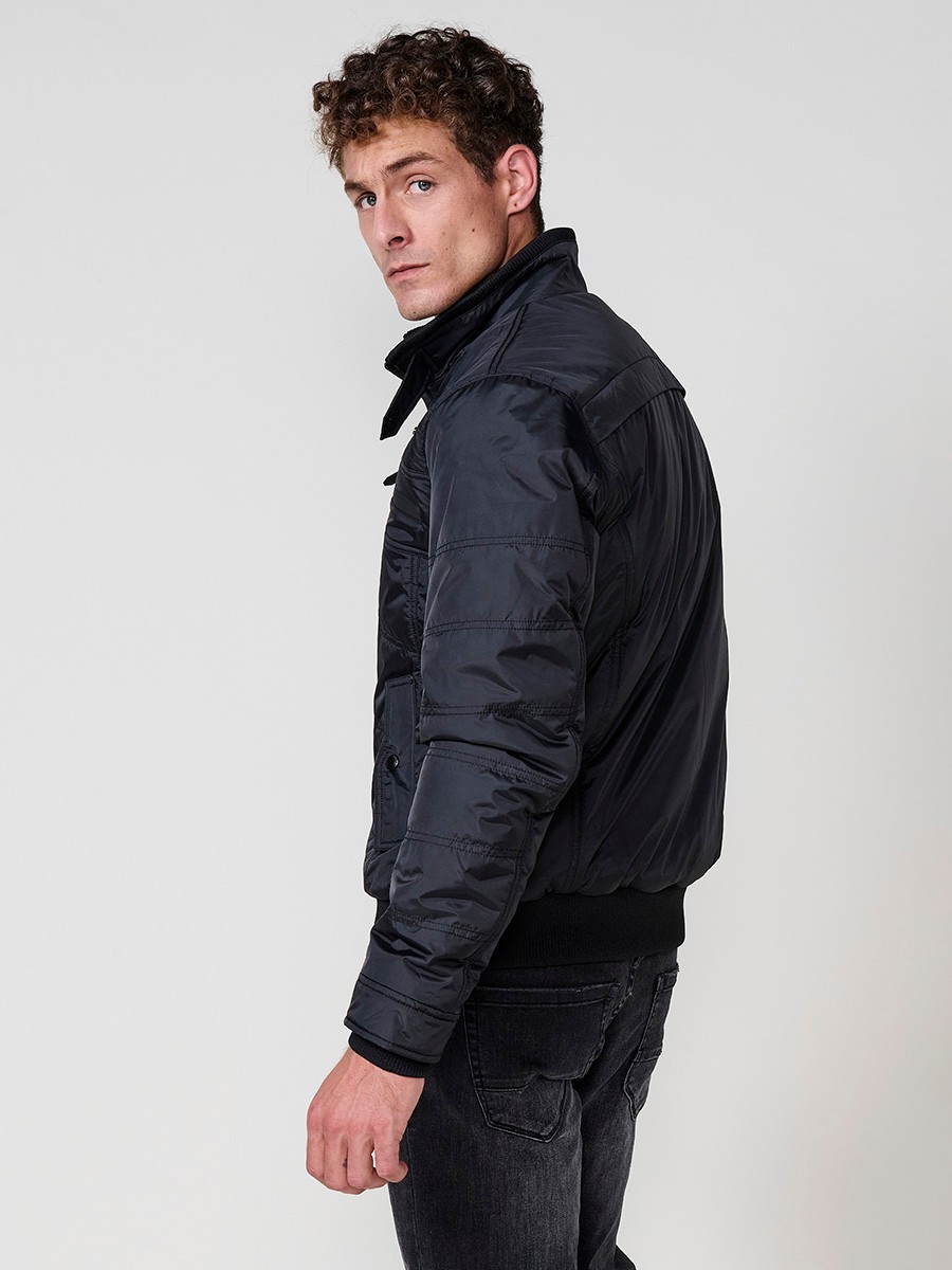 Gesteppte schwarze Herrenjacke mit hohem Kragen, Reißverschluss und Taschen. Aus 100 % Polyester, strapazierfähig und warm.