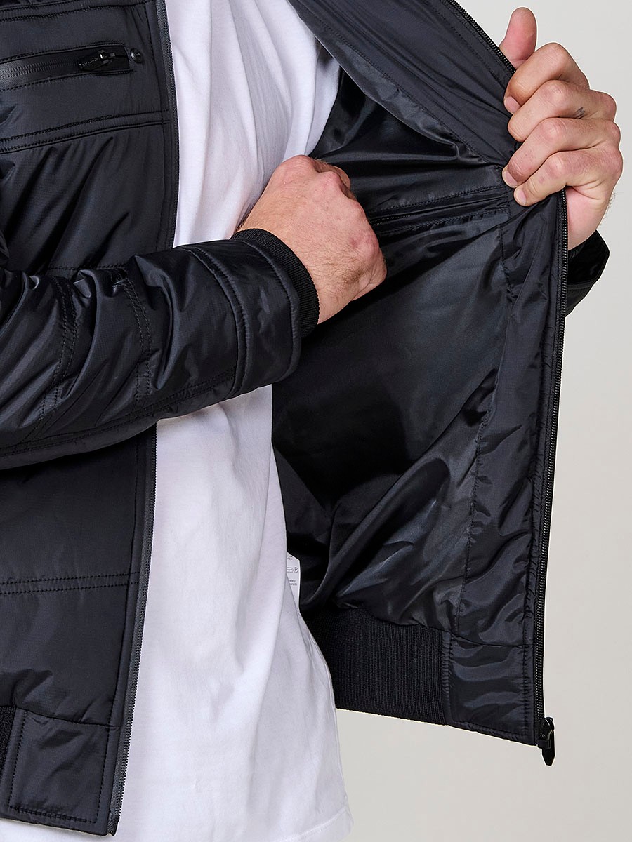 Gesteppte schwarze Herrenjacke mit hohem Kragen, Reißverschluss und Taschen. Aus 100 % Polyester, strapazierfähig und warm.