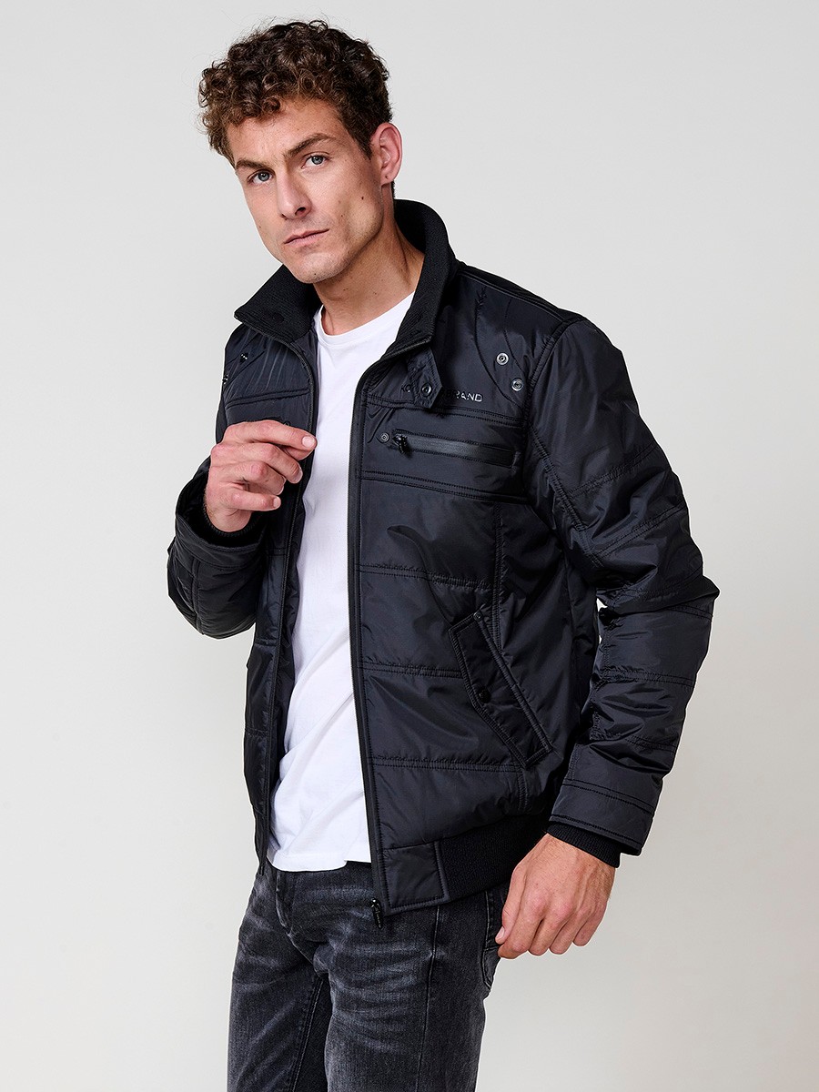 Gesteppte schwarze Herrenjacke mit hohem Kragen, Reißverschluss und Taschen. Aus 100 % Polyester, strapazierfähig und warm.
