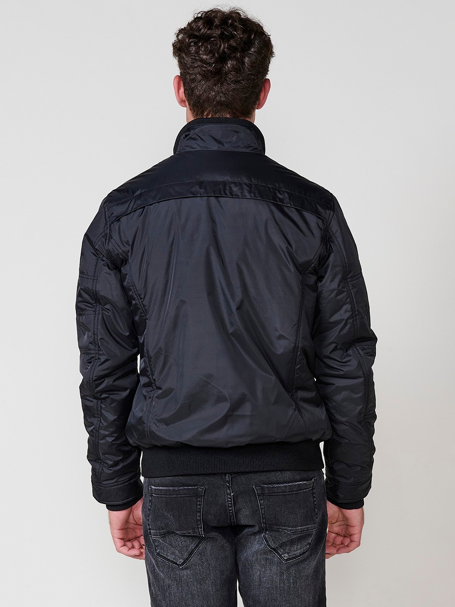 Gesteppte schwarze Herrenjacke mit hohem Kragen, Reißverschluss und Taschen. Aus 100 % Polyester, strapazierfähig und warm.
