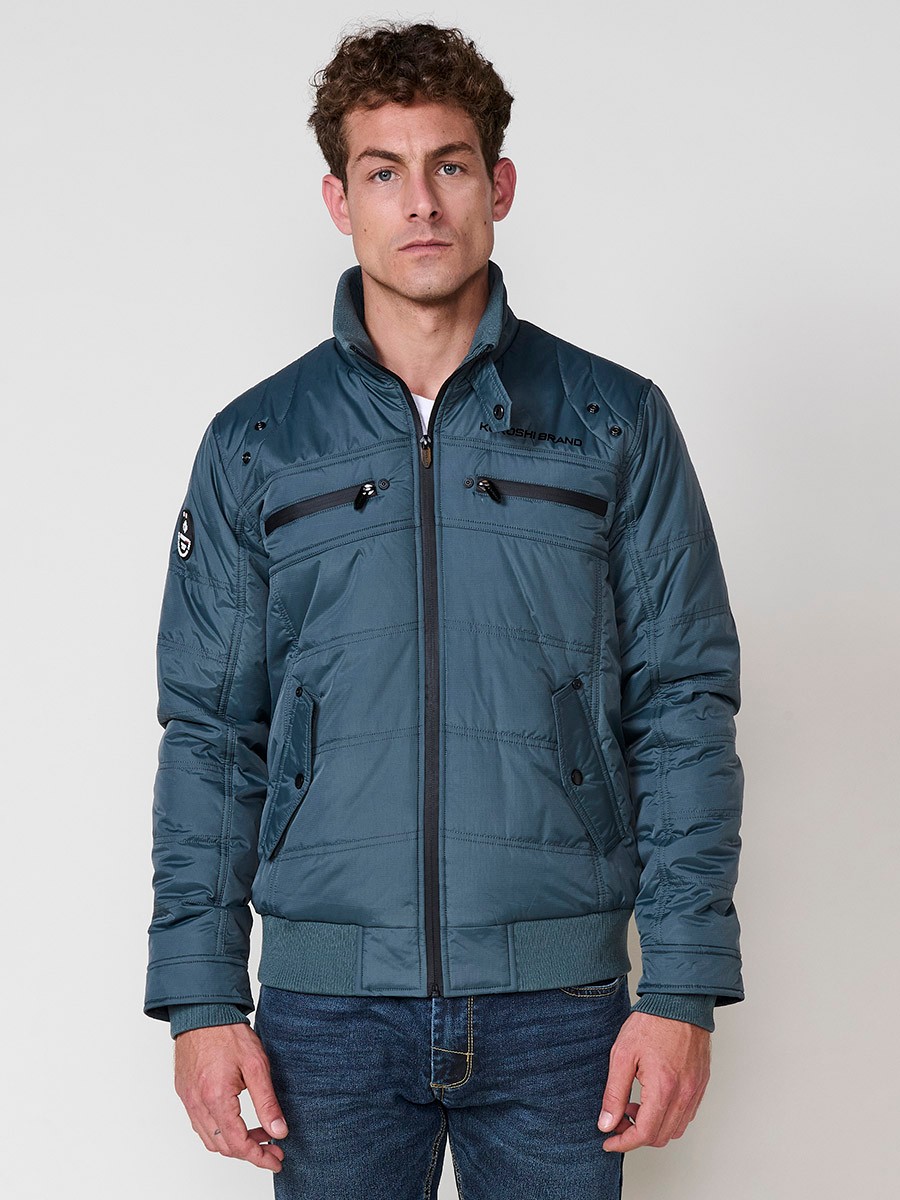 Gesteppte Herrenjacke in Blau mit hohem Kragen, Reißverschluss und Taschen. Aus 100 % Polyester, warm und strapazierfähig.