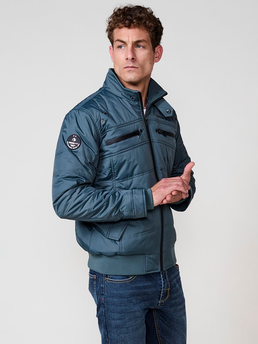 Gesteppte Herrenjacke in Blau mit hohem Kragen, Reißverschluss und Taschen. Aus 100 % Polyester, warm und strapazierfähig.