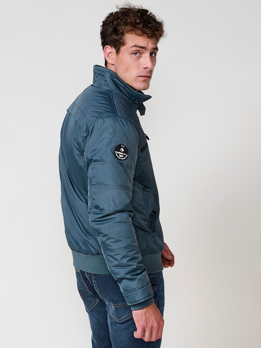Gesteppte Herrenjacke in Blau mit hohem Kragen, Reißverschluss und Taschen. Aus 100 % Polyester, warm und strapazierfähig.