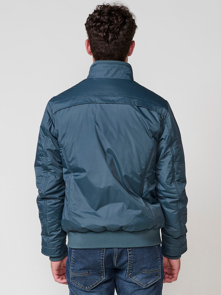 Gesteppte Herrenjacke in Blau mit hohem Kragen, Reißverschluss und Taschen. Aus 100 % Polyester, warm und strapazierfähig.