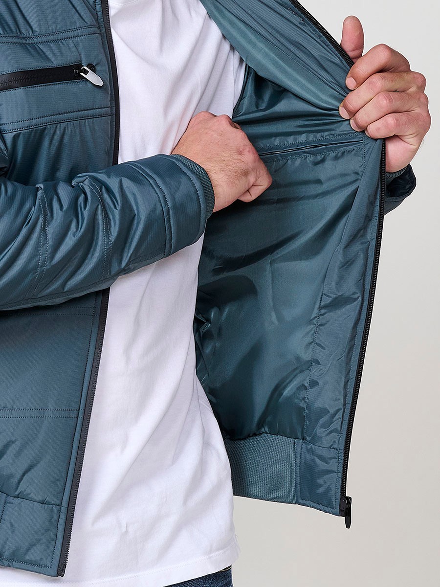 Gesteppte Herrenjacke in Blau mit hohem Kragen, Reißverschluss und Taschen. Aus 100 % Polyester, warm und strapazierfähig.