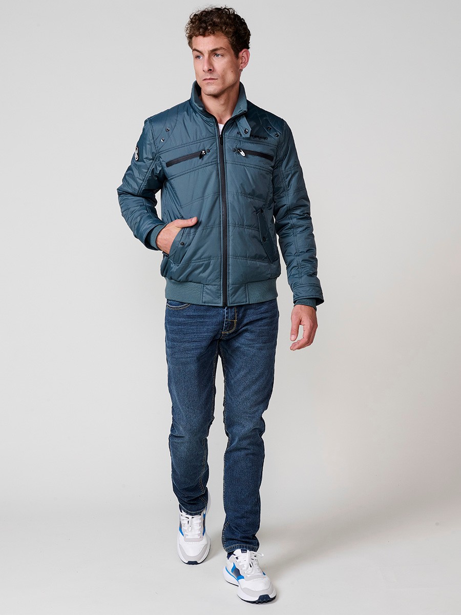 Gesteppte Herrenjacke in Blau mit hohem Kragen, Reißverschluss und Taschen. Aus 100 % Polyester, warm und strapazierfähig.
