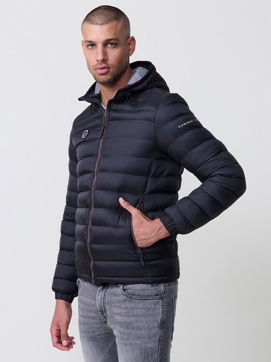 Gesteppte schwarze Herrenjacke mit hohem Kragen, Kapuze, Reißverschluss und Taschen. Aus 100 % Polyester, warm und strapazierfähig.