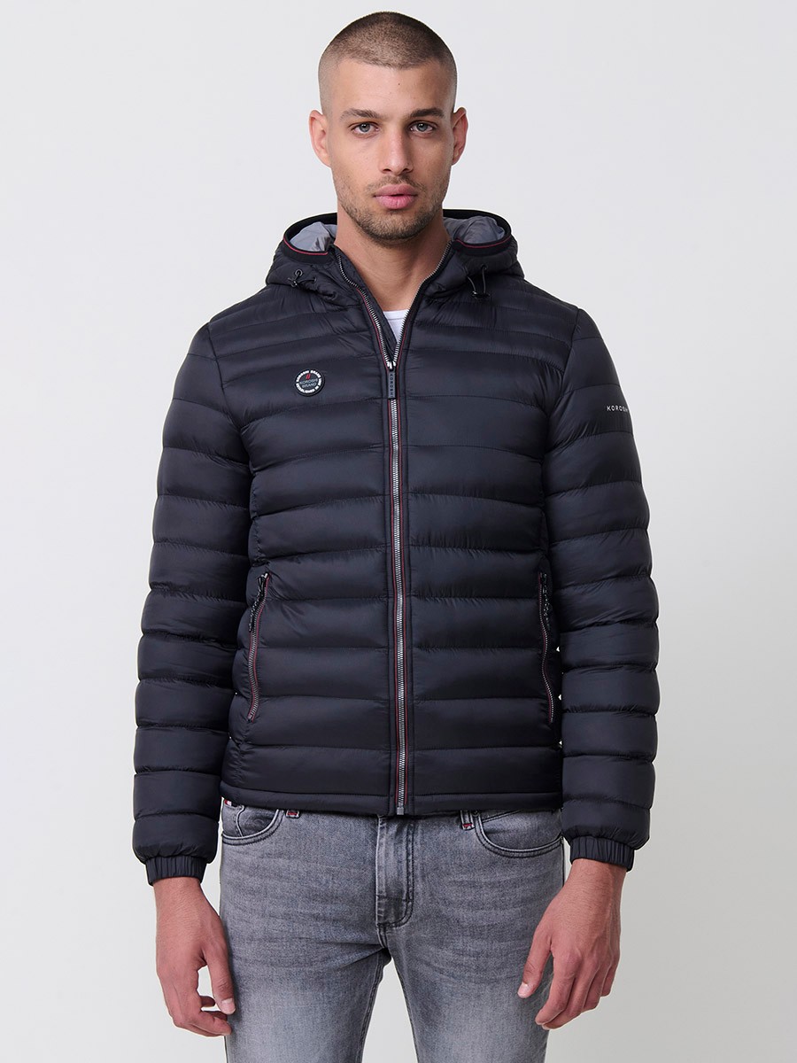 Gesteppte schwarze Herrenjacke mit hohem Kragen, Kapuze, Reißverschluss und Taschen. Aus 100 % Polyester, warm und strapazierfähig.