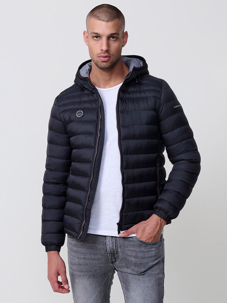 Gesteppte schwarze Herrenjacke mit hohem Kragen, Kapuze, Reißverschluss und Taschen. Aus 100 % Polyester, warm und strapazierfähig.