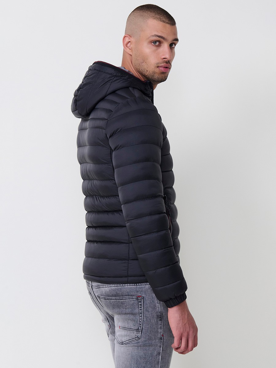 Gesteppte schwarze Herrenjacke mit hohem Kragen, Kapuze, Reißverschluss und Taschen. Aus 100 % Polyester, warm und strapazierfähig.