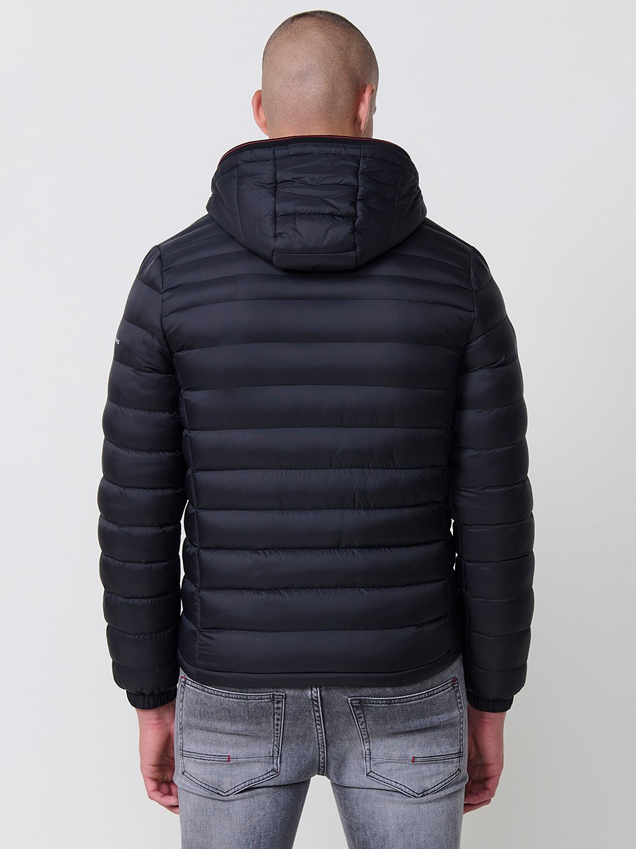 Gesteppte schwarze Herrenjacke mit hohem Kragen, Kapuze, Reißverschluss und Taschen. Aus 100 % Polyester, warm und strapazierfähig.