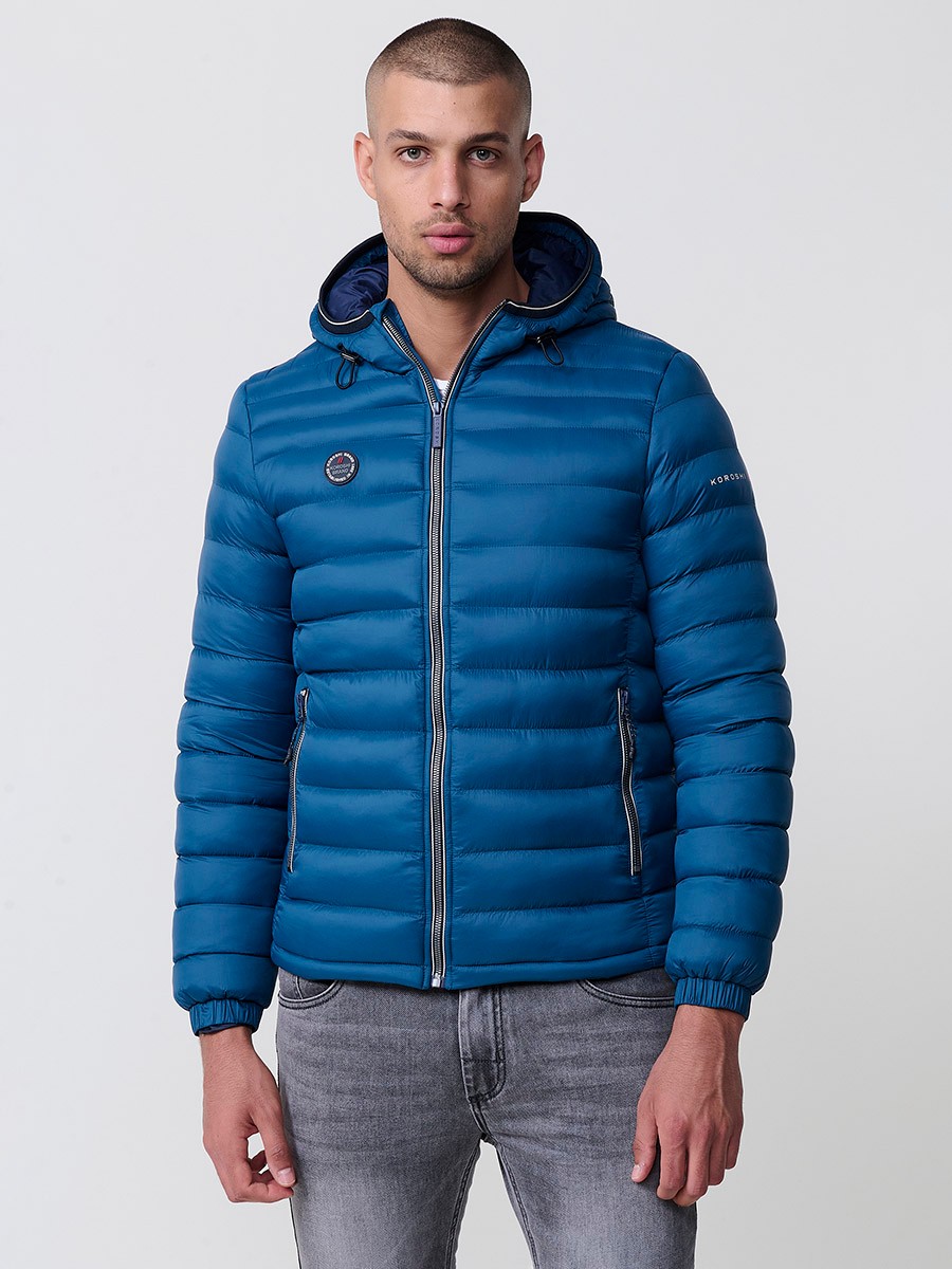 Gesteppte blaue Herrenjacke mit hohem Kragen, Kapuze, Reißverschluss und Taschen. Aus 100 % Polyester, warm und strapazierfähig.