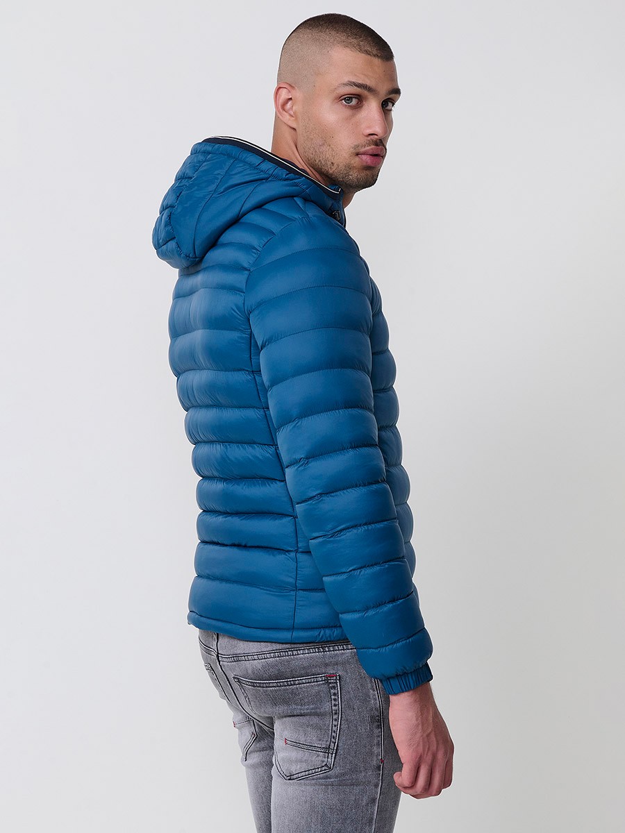 Gesteppte blaue Herrenjacke mit hohem Kragen, Kapuze, Reißverschluss und Taschen. Aus 100 % Polyester, warm und strapazierfähig.