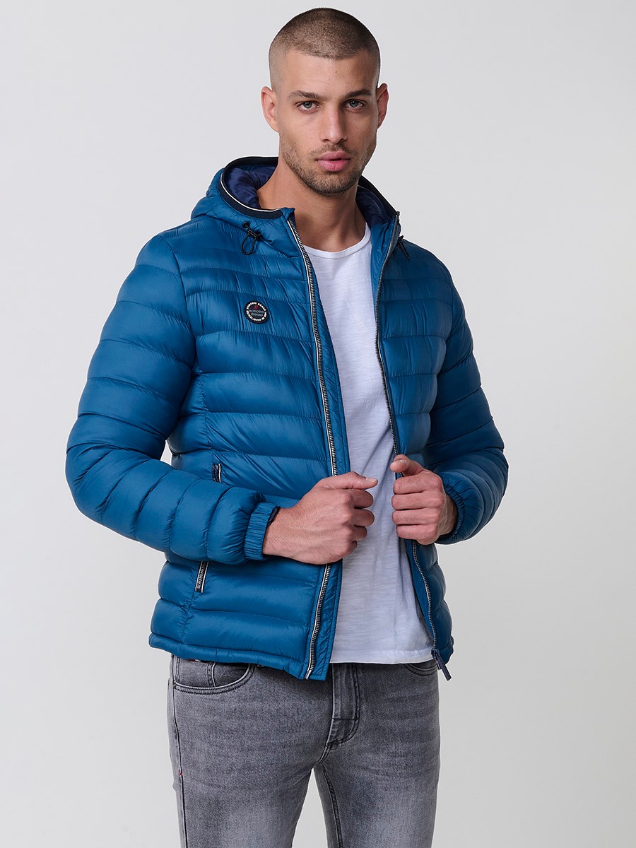 Gesteppte blaue Herrenjacke mit hohem Kragen, Kapuze, Reißverschluss und Taschen. Aus 100 % Polyester, warm und strapazierfähig.