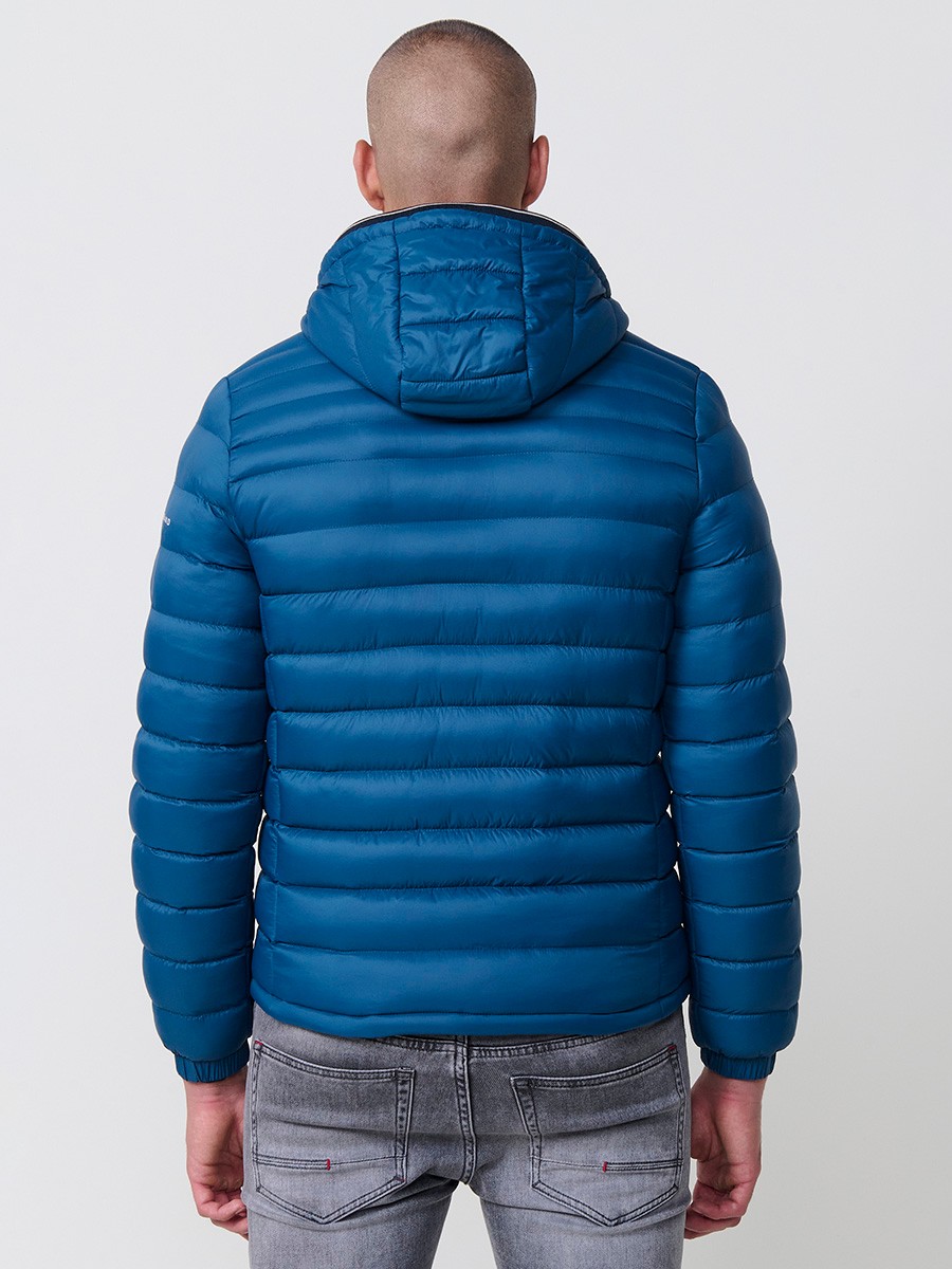 Gesteppte blaue Herrenjacke mit hohem Kragen, Kapuze, Reißverschluss und Taschen. Aus 100 % Polyester, warm und strapazierfähig.