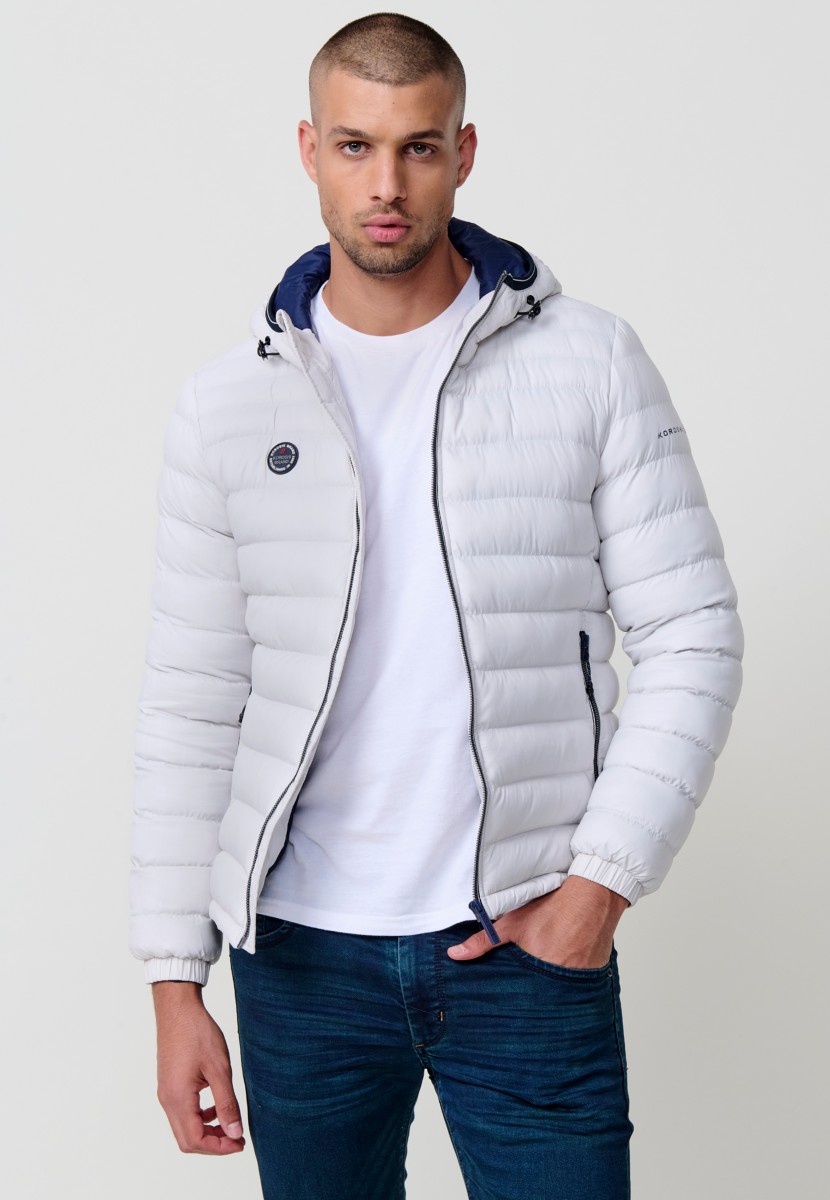 Herren-Steppjacke in Perlgrau mit hohem Kragen, Kapuze und Taschen. Frontreißverschluss. 100 % Polyester, warm, leicht und strapazierfähig.