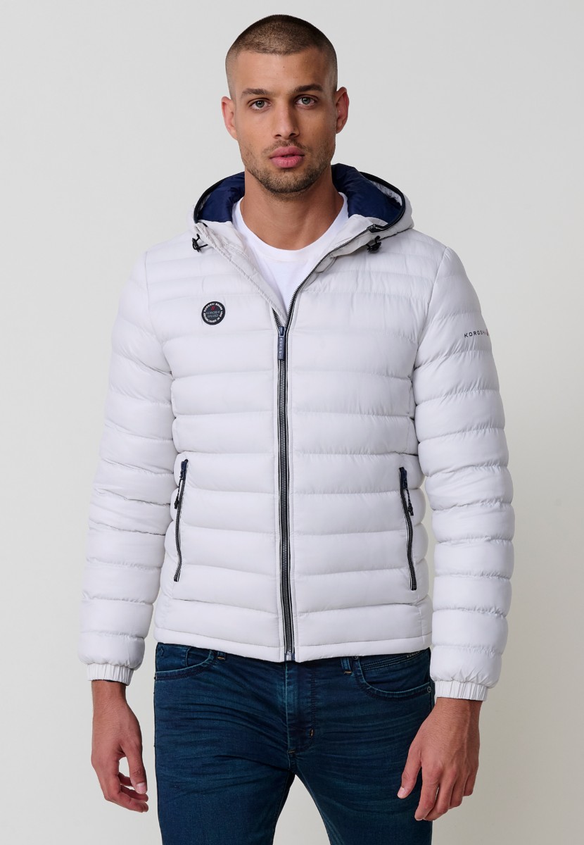 Herren-Steppjacke in Perlgrau mit hohem Kragen, Kapuze und Taschen. Frontreißverschluss. 100 % Polyester, warm, leicht und strapazierfähig.