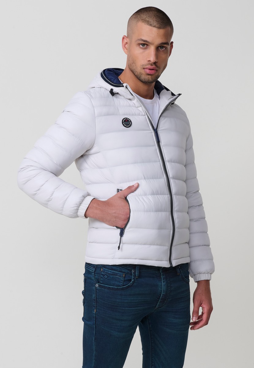 Herren-Steppjacke in Perlgrau mit hohem Kragen, Kapuze und Taschen. Frontreißverschluss. 100 % Polyester, warm, leicht und strapazierfähig.