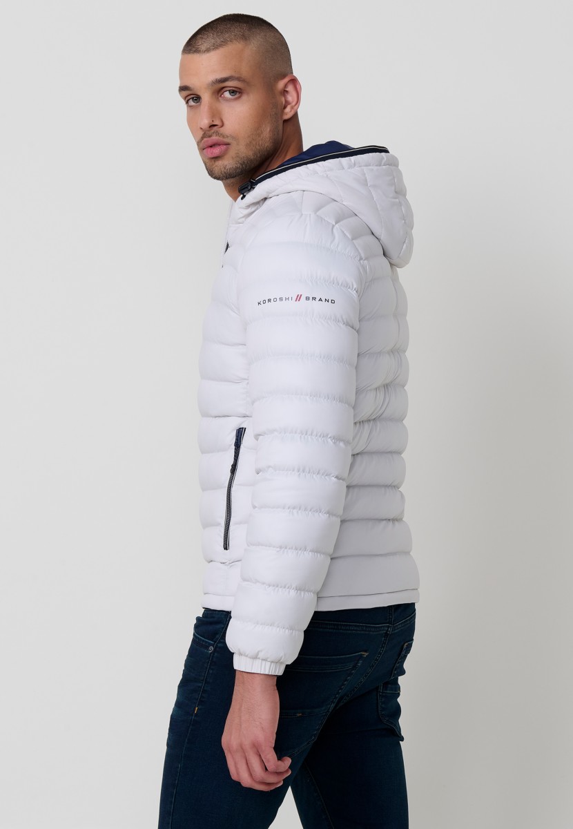 Herren-Steppjacke in Perlgrau mit hohem Kragen, Kapuze und Taschen. Frontreißverschluss. 100 % Polyester, warm, leicht und strapazierfähig.