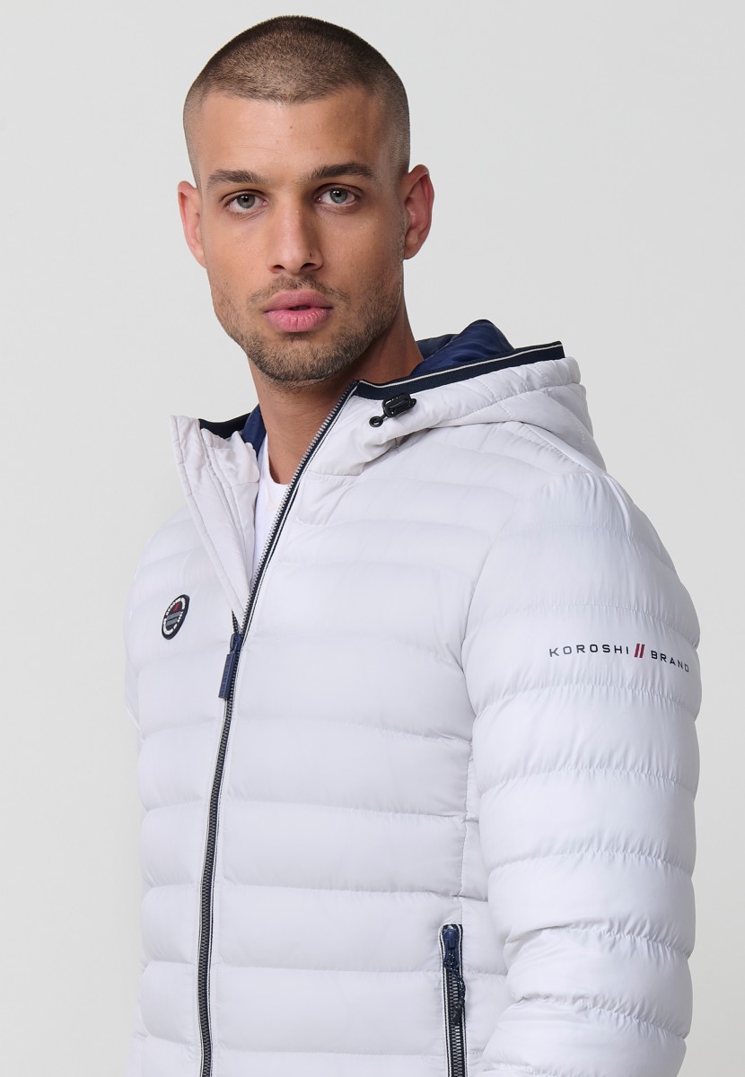 Herren-Steppjacke in Perlgrau mit hohem Kragen, Kapuze und Taschen. Frontreißverschluss. 100 % Polyester, warm, leicht und strapazierfähig.