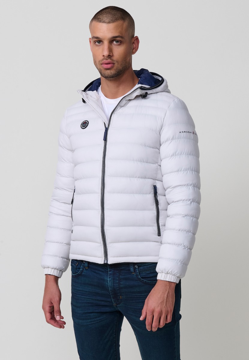 Herren-Steppjacke in Perlgrau mit hohem Kragen, Kapuze und Taschen. Frontreißverschluss. 100 % Polyester, warm, leicht und strapazierfähig.