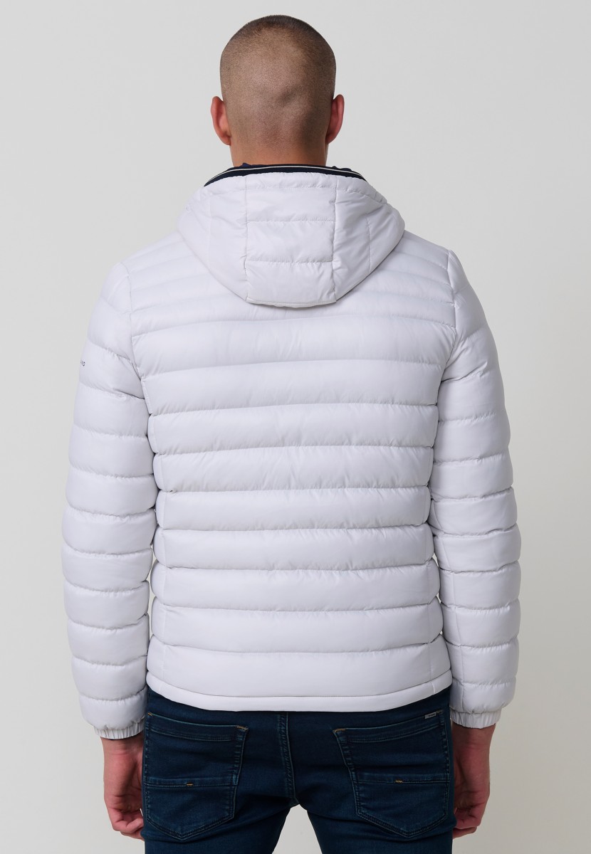 Herren-Steppjacke in Perlgrau mit hohem Kragen, Kapuze und Taschen. Frontreißverschluss. 100 % Polyester, warm, leicht und strapazierfähig.