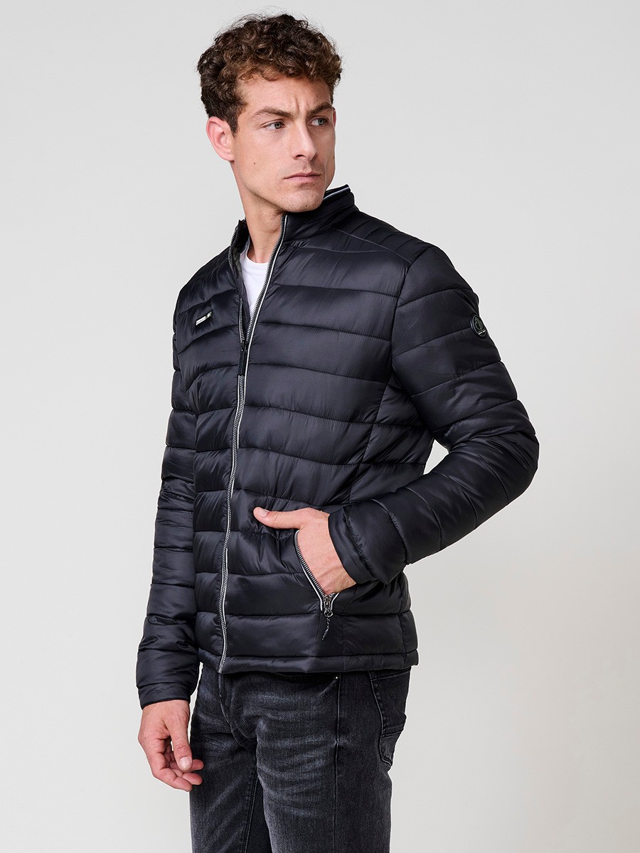 Cazadora acolchada de hombre en color negro con cuello redondo alto y cierre delantero de cremallera. Confeccionada en 100% poliamida.
