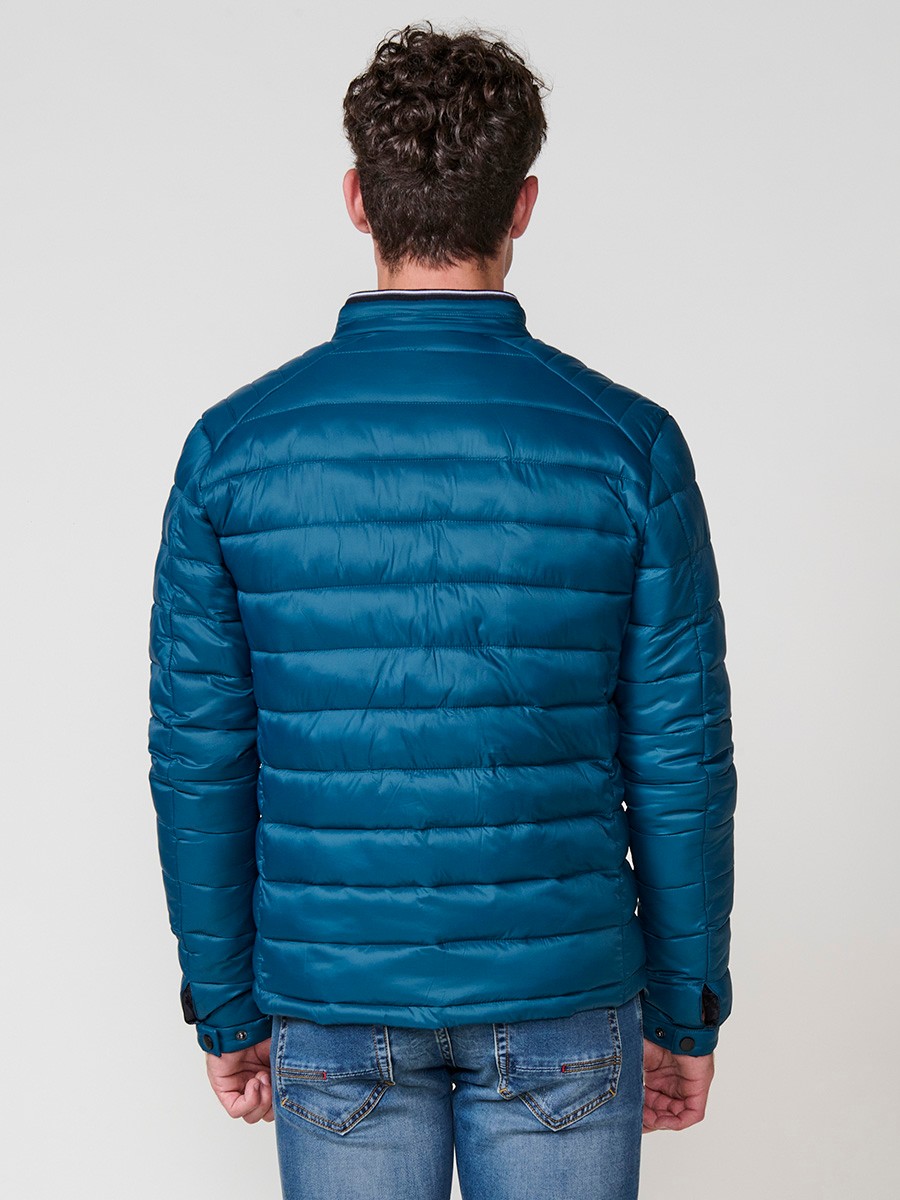 Cazadora acolchada de hombre en color azul, con cuello redondo alto y cierre delantero de cremallera. Confeccionada en 100% poliamida.