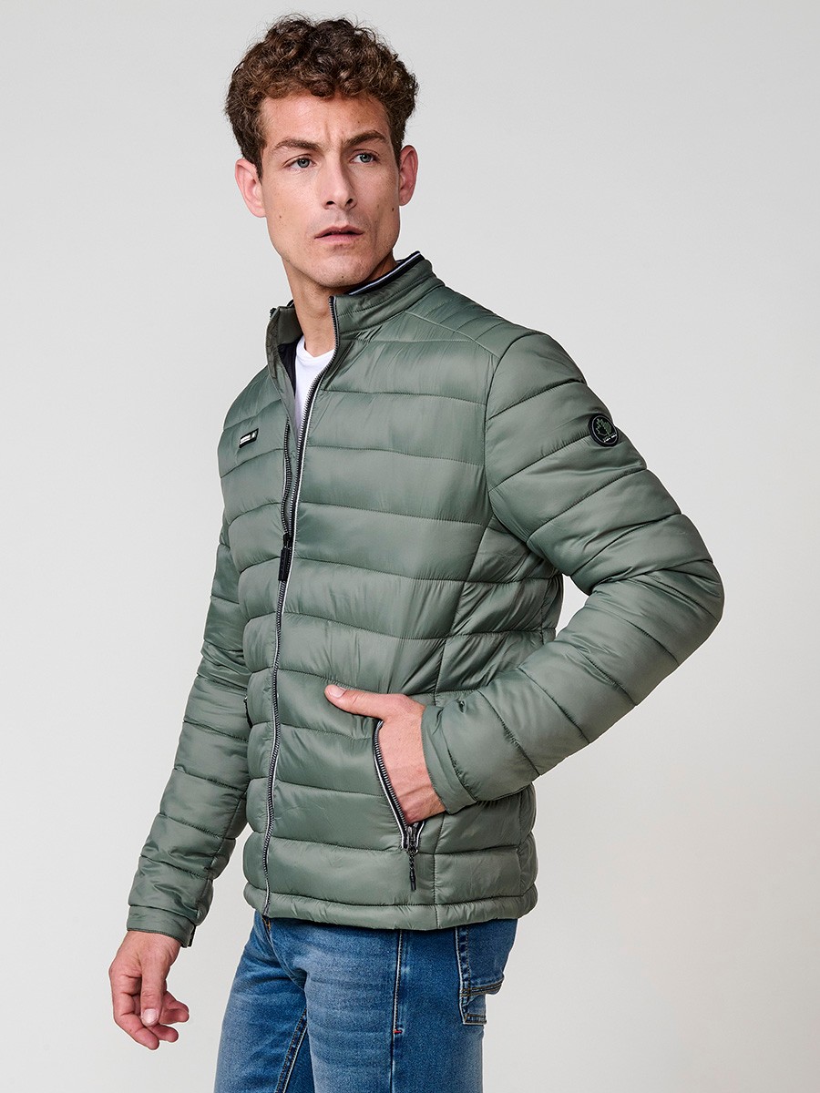Cazadora acolchada de hombre en color verde, con cuello redondo alto y cierre delantero de cremallera. Confeccionada en 100% poliamida.