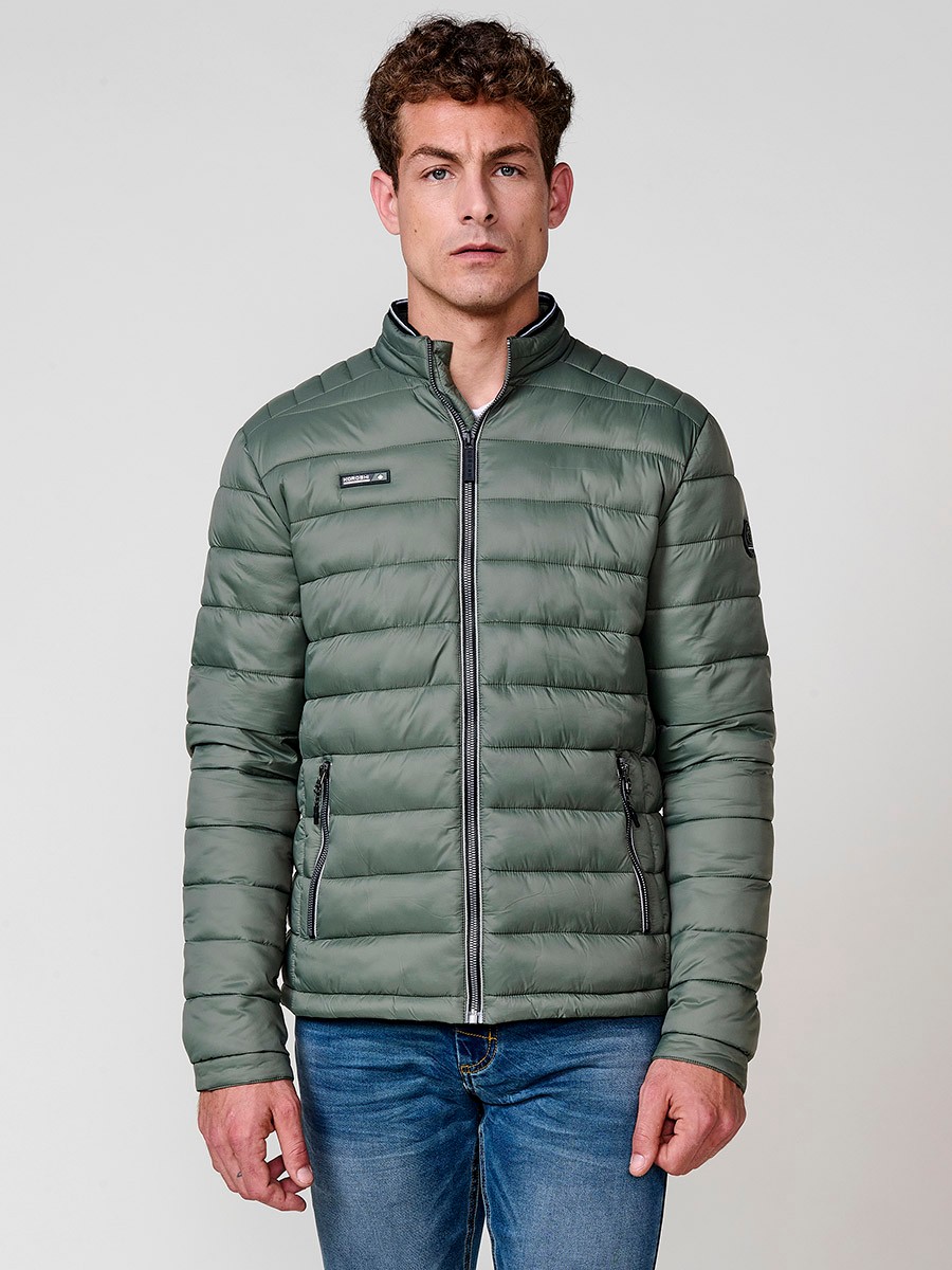 Cazadora acolchada de hombre en color verde, con cuello redondo alto y cierre delantero de cremallera. Confeccionada en 100% poliamida.