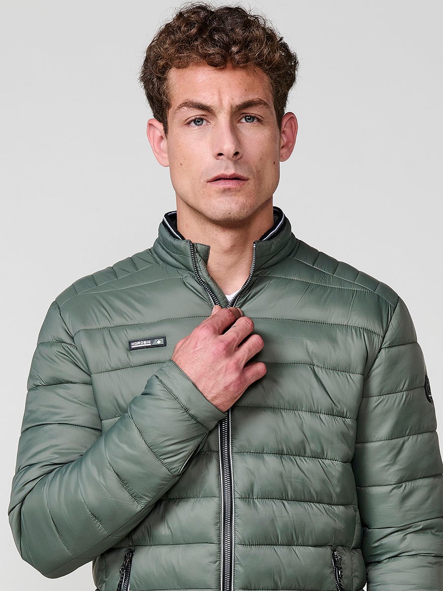 Cazadora acolchada de hombre en color verde, con cuello redondo alto y cierre delantero de cremallera. Confeccionada en 100% poliamida.