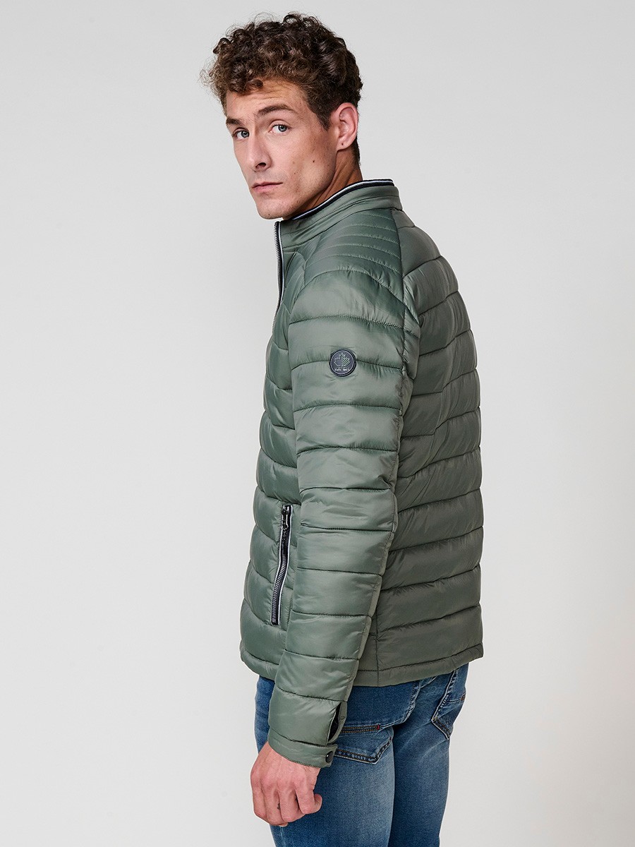 Cazadora acolchada de hombre en color verde, con cuello redondo alto y cierre delantero de cremallera. Confeccionada en 100% poliamida.