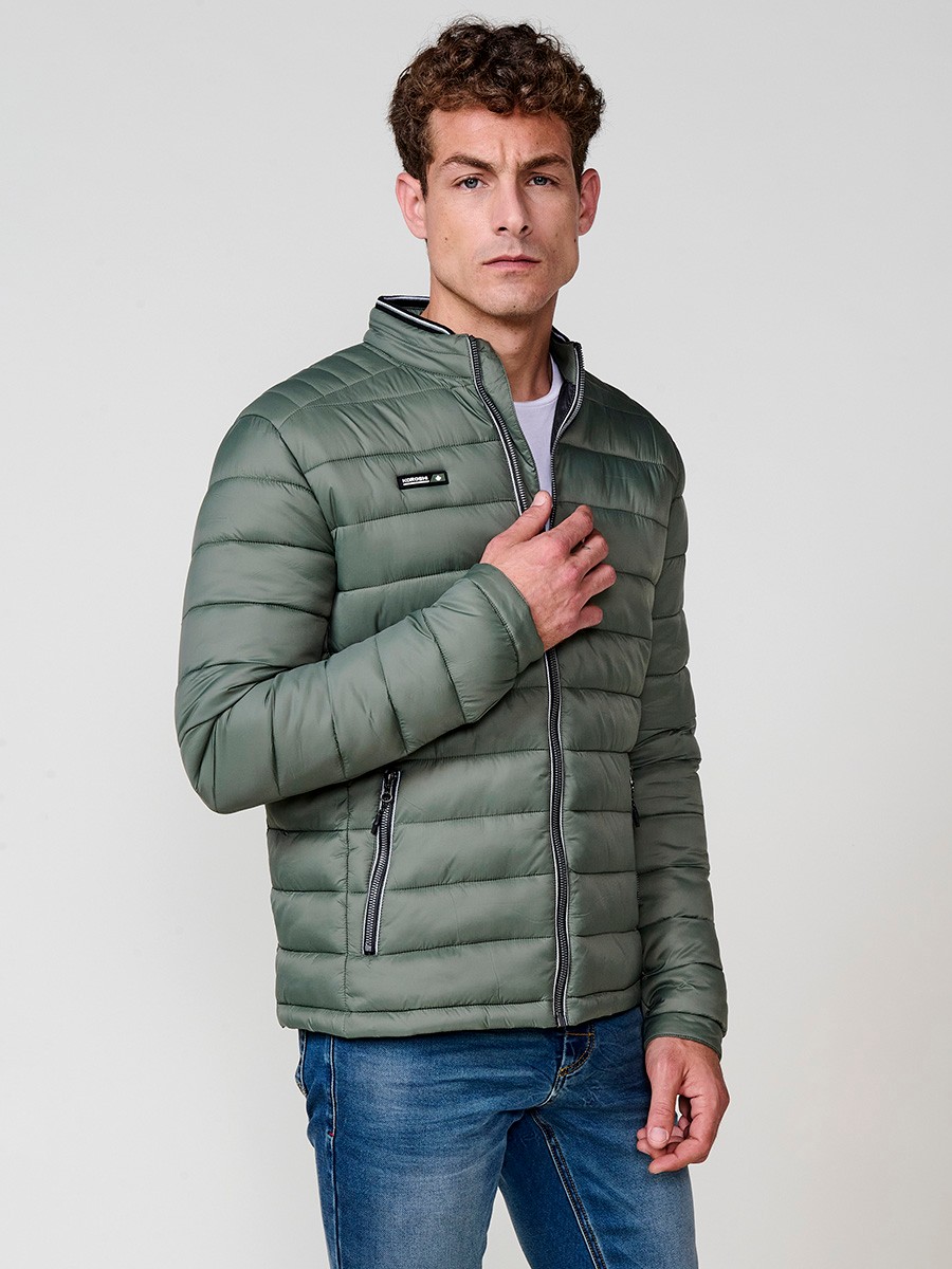Cazadora acolchada de hombre en color verde, con cuello redondo alto y cierre delantero de cremallera. Confeccionada en 100% poliamida.
